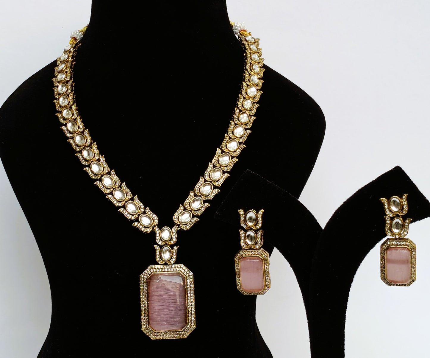 TRADITIONAL NECKLACE WITH PINK LOTUS DETAILS