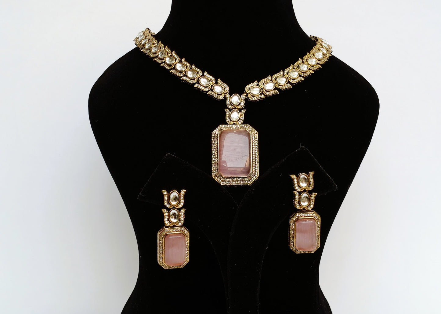 TRADITIONAL NECKLACE WITH PINK LOTUS DETAILS