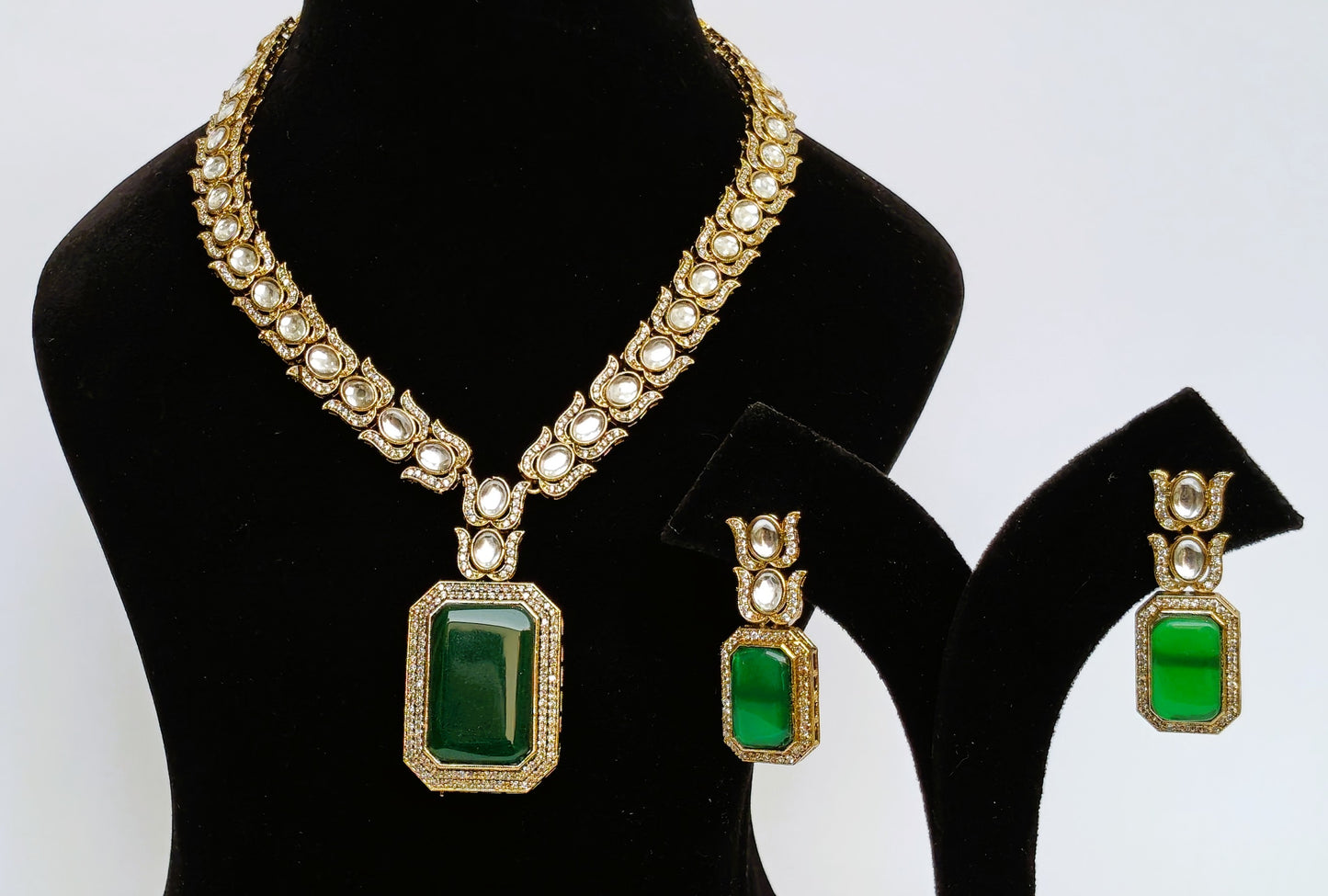 TRADITIONAL NECKLACE WITH GREEN LOTUS DETAILS