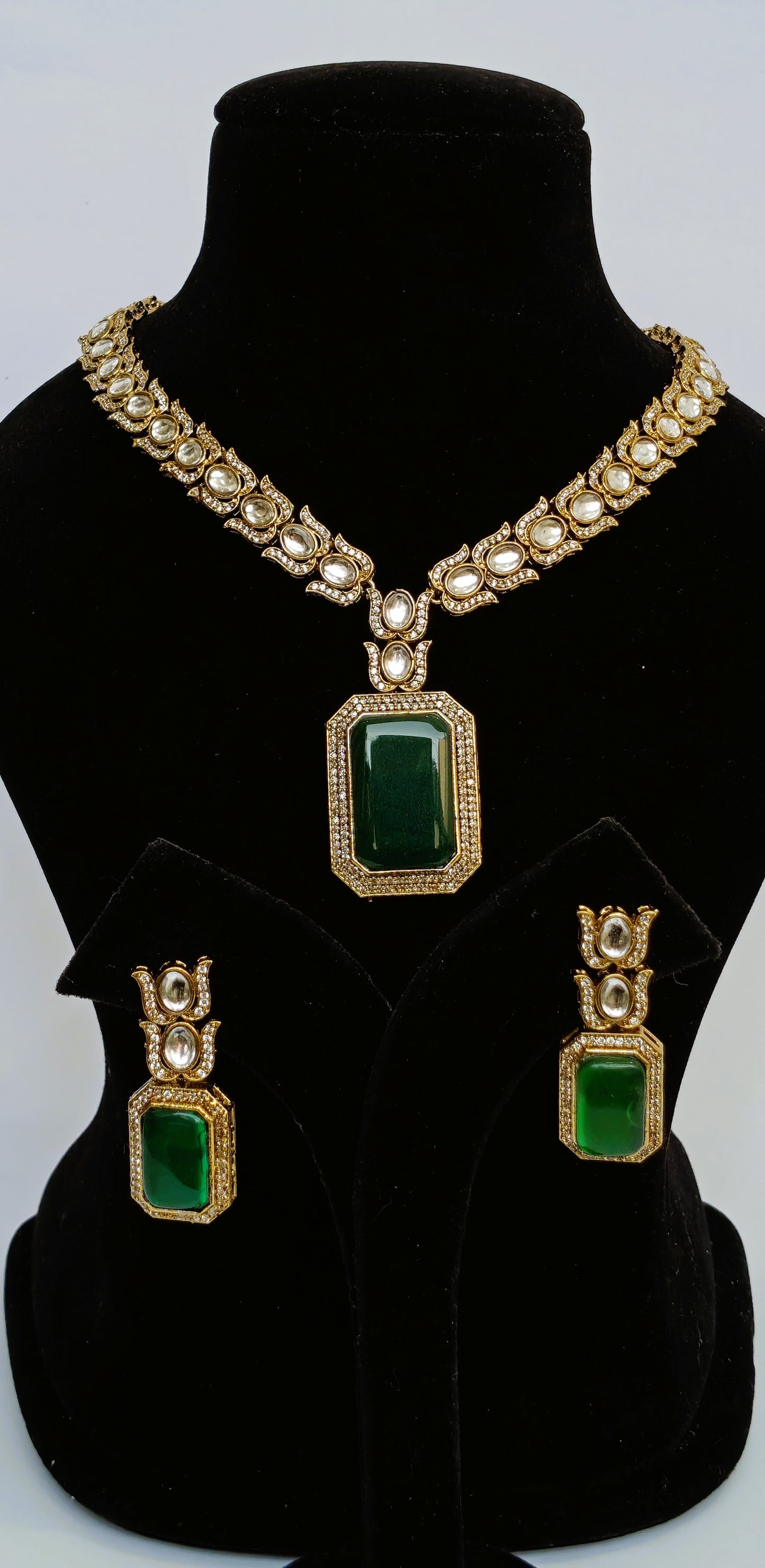 TRADITIONAL NECKLACE WITH GREEN LOTUS DETAILS