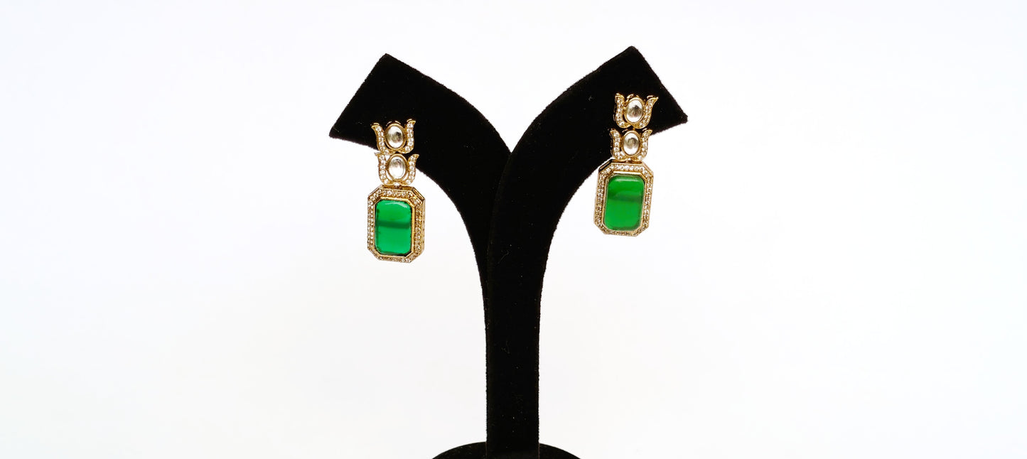 TRADITIONAL NECKLACE WITH GREEN LOTUS DETAILS