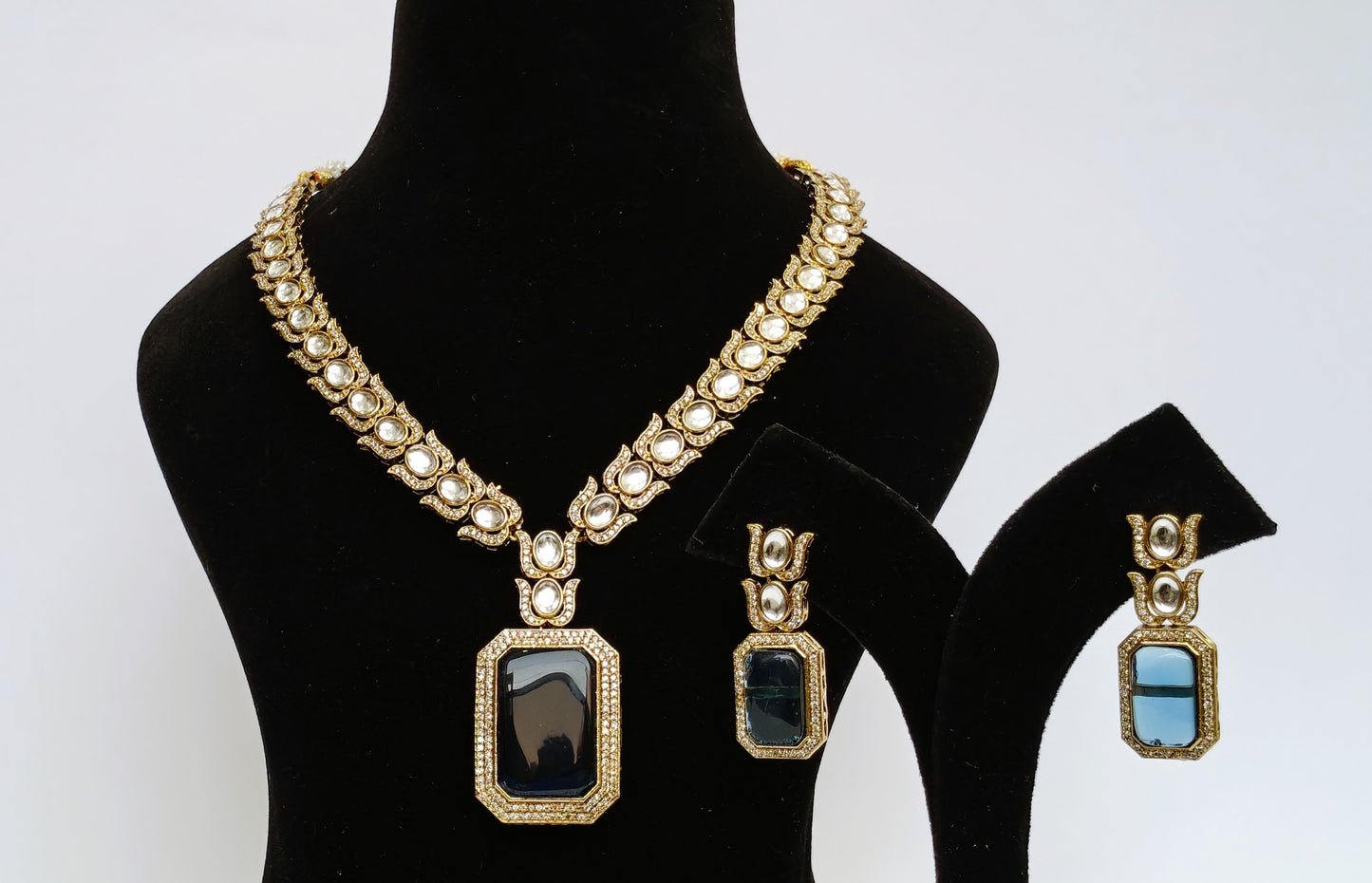 TRADITIONAL NECKLACE WITH BLUE LOTUS DETAILS