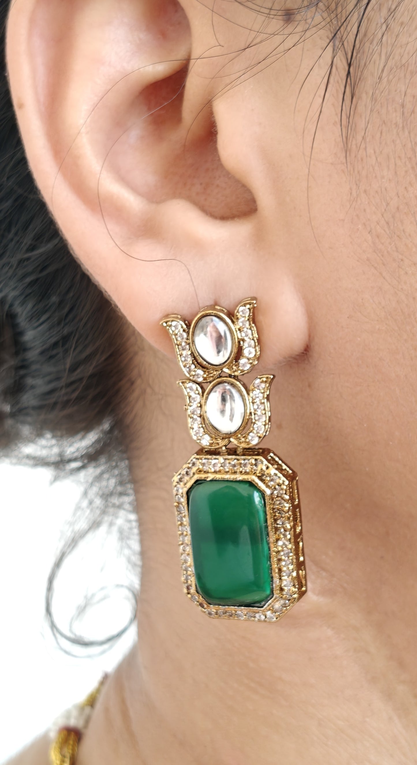 TRADITIONAL NECKLACE WITH GREEN LOTUS DETAILS
