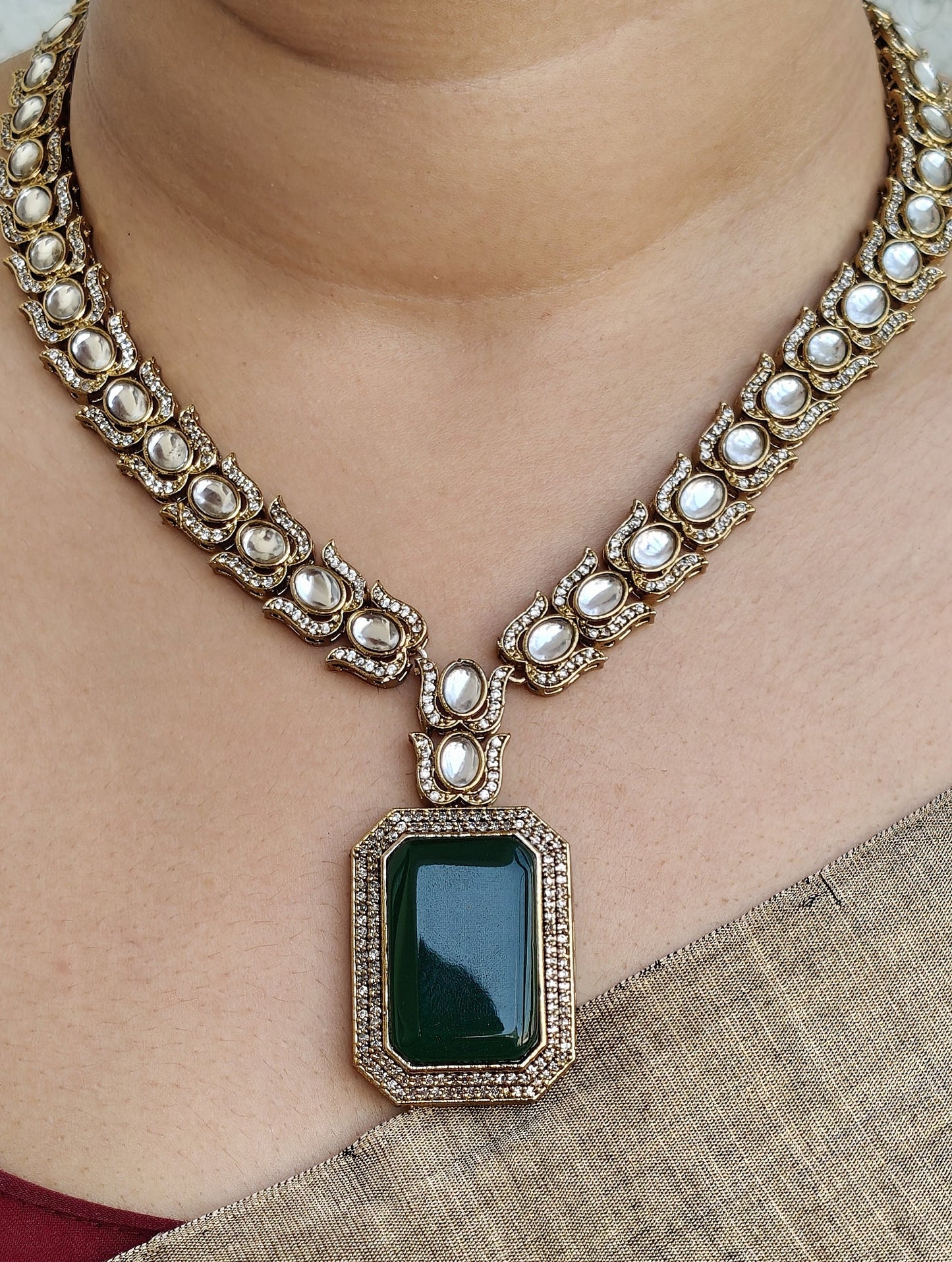 TRADITIONAL NECKLACE WITH GREEN LOTUS DETAILS