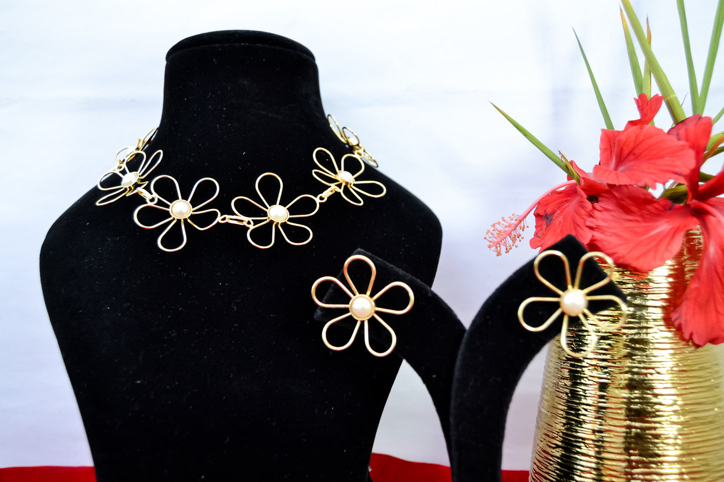 STATEMENT FLORAL NECKLACE