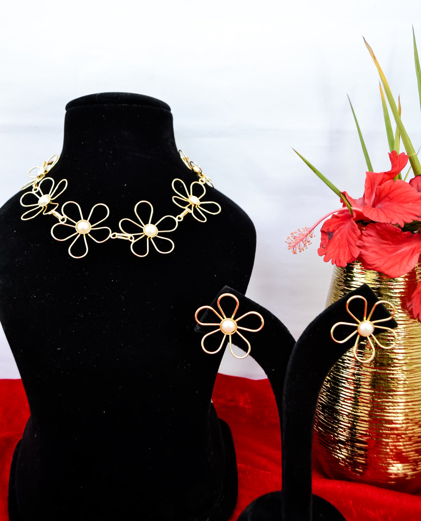 STATEMENT FLORAL NECKLACE