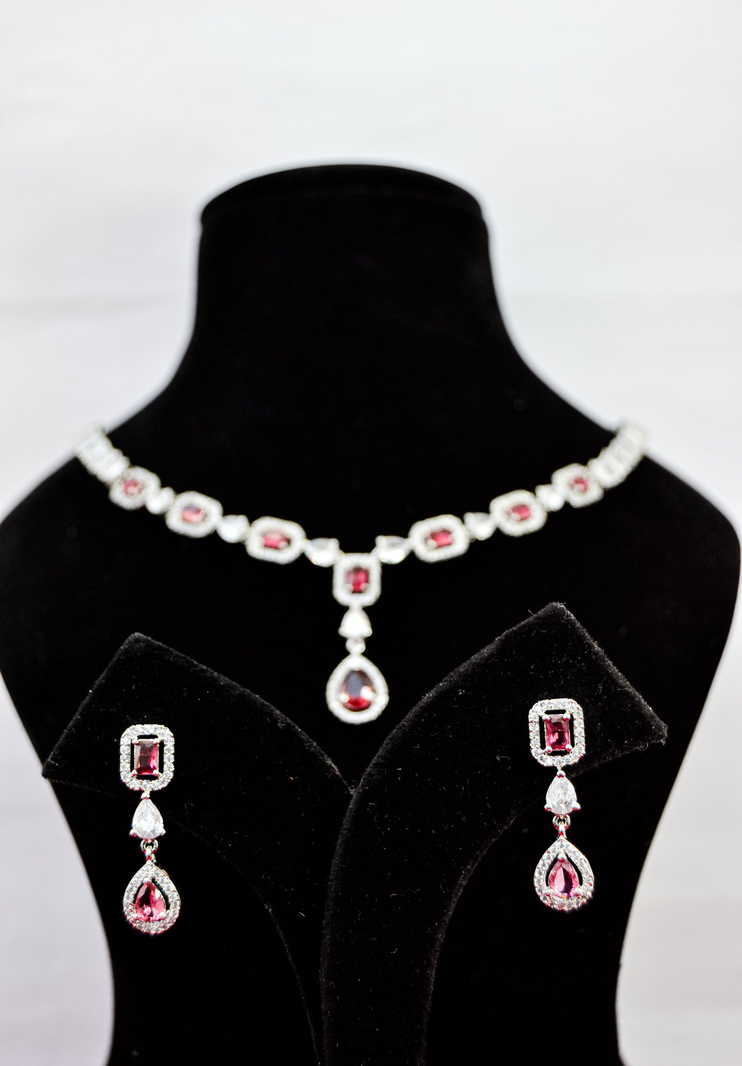 MINIMAL PINK STONES AD NECKLACE