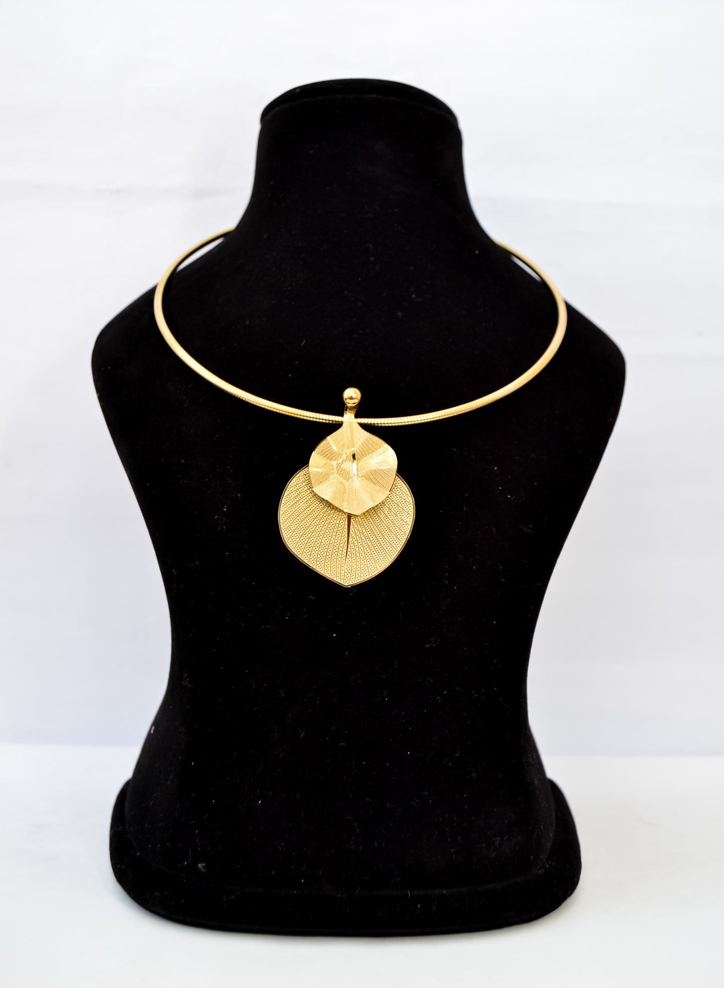 STATEMENT ANTI TARNISH LEAF CHOKER NECKLACE