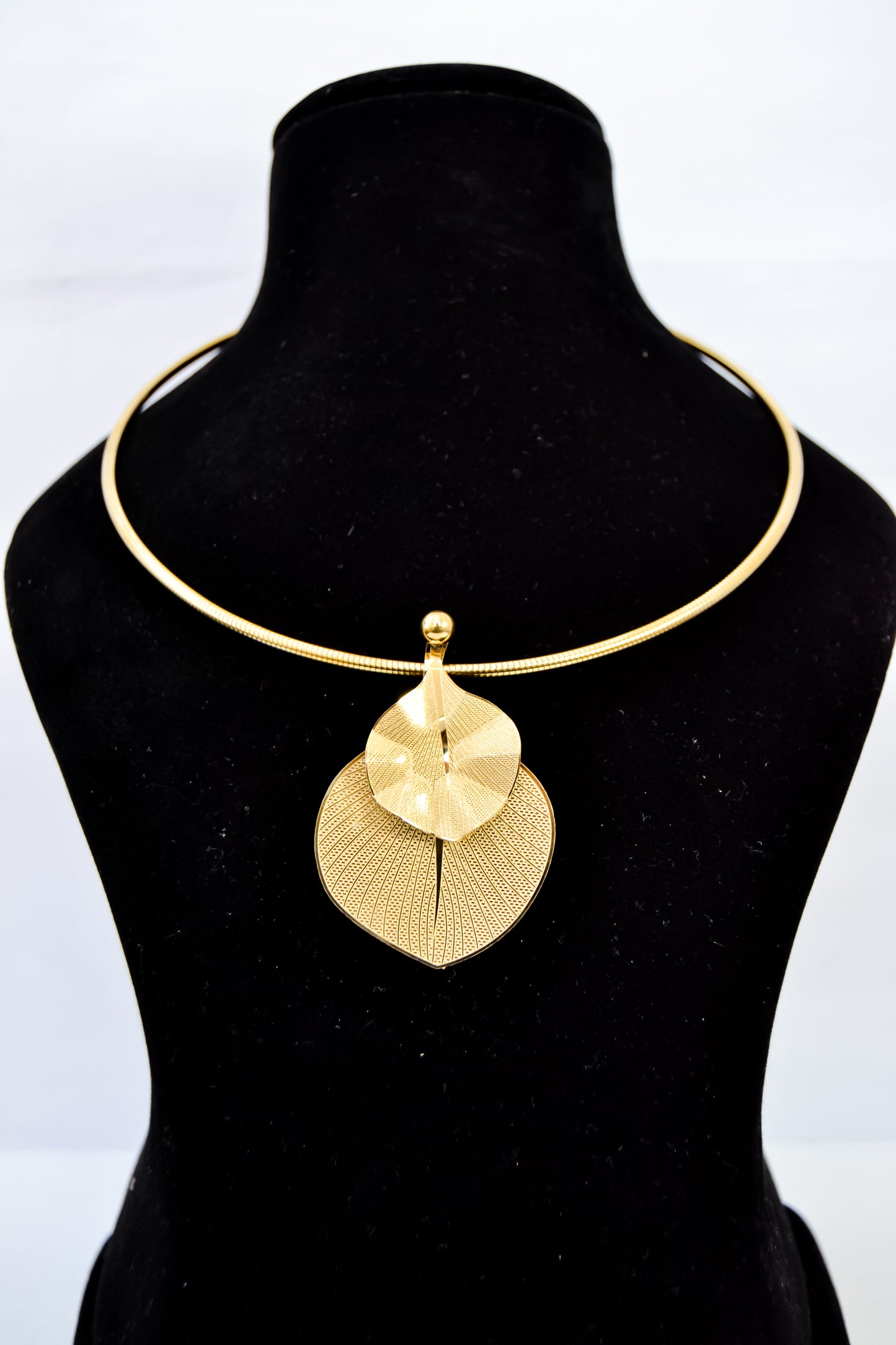 STATEMENT ANTI TARNISH LEAF CHOKER NECKLACE