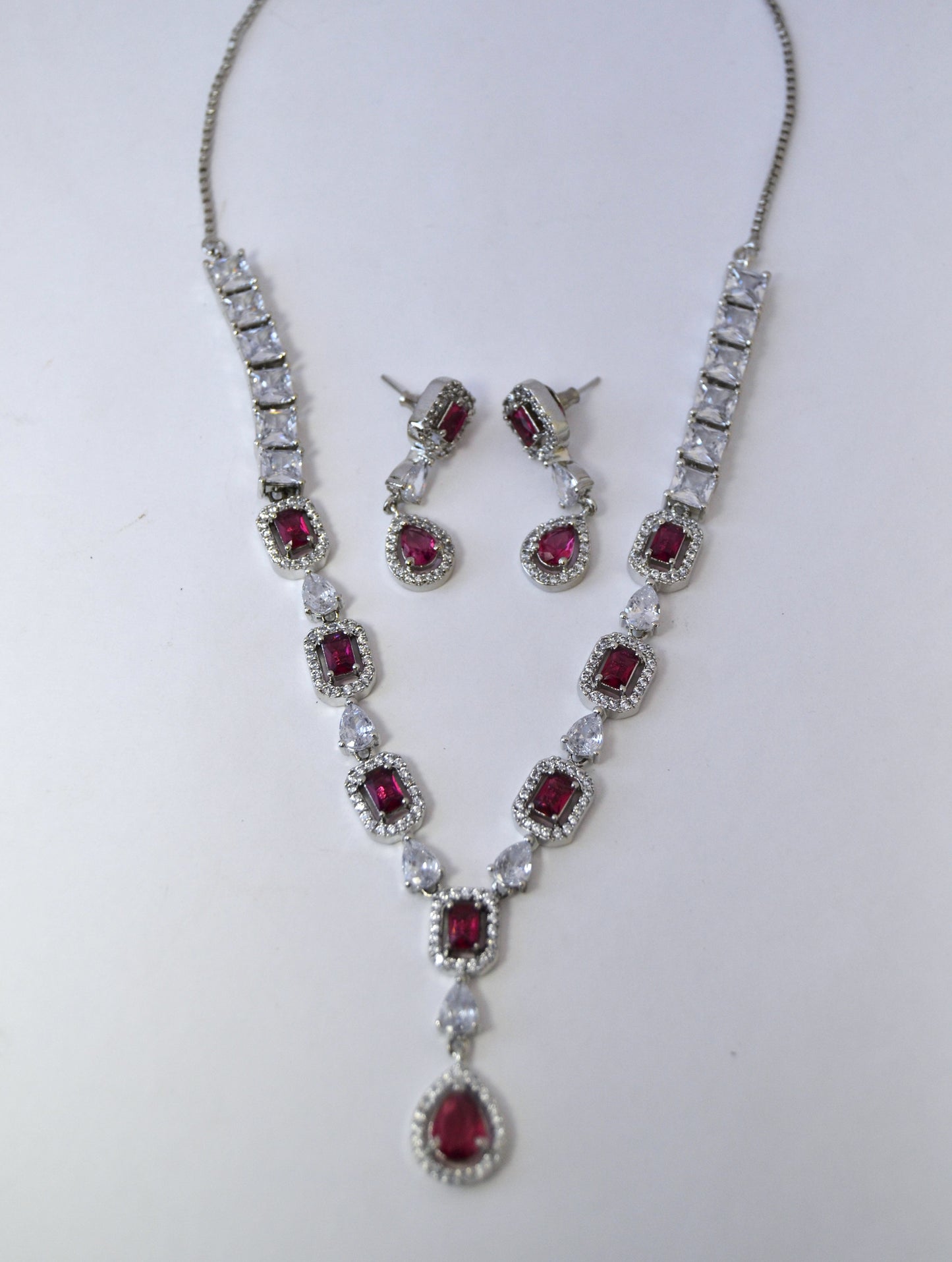 MINIMAL PINK STONES AD NECKLACE