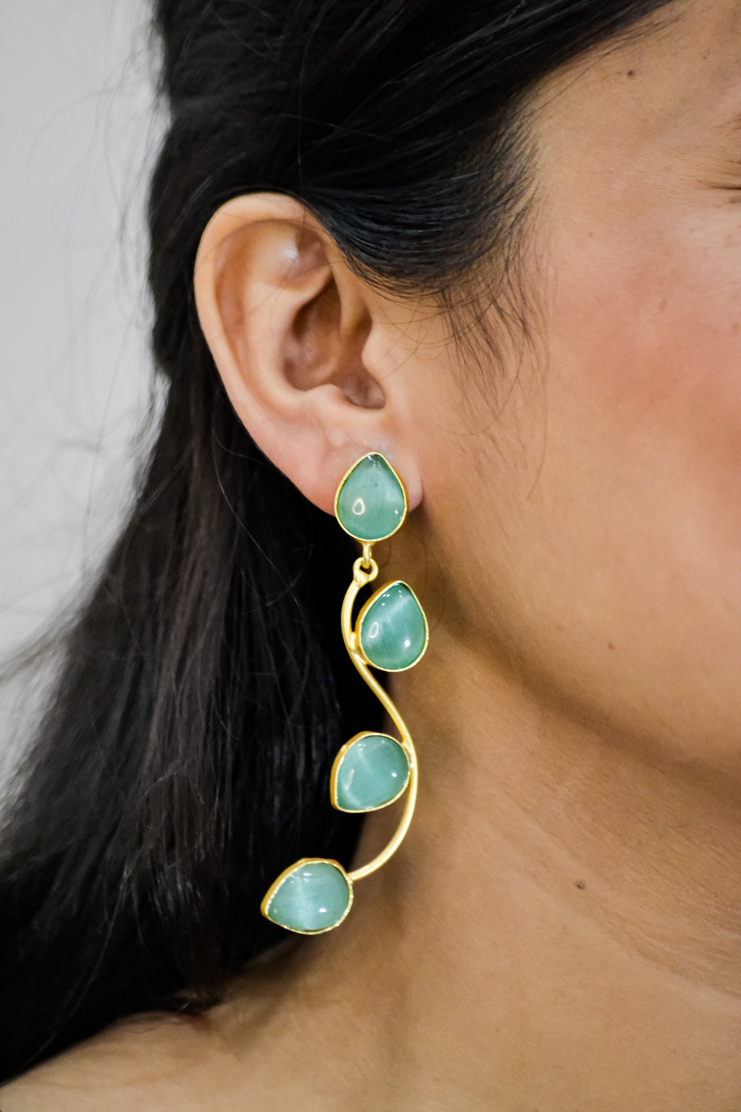 LEAF EARRINGS WITH GREEN MONALISA STONES