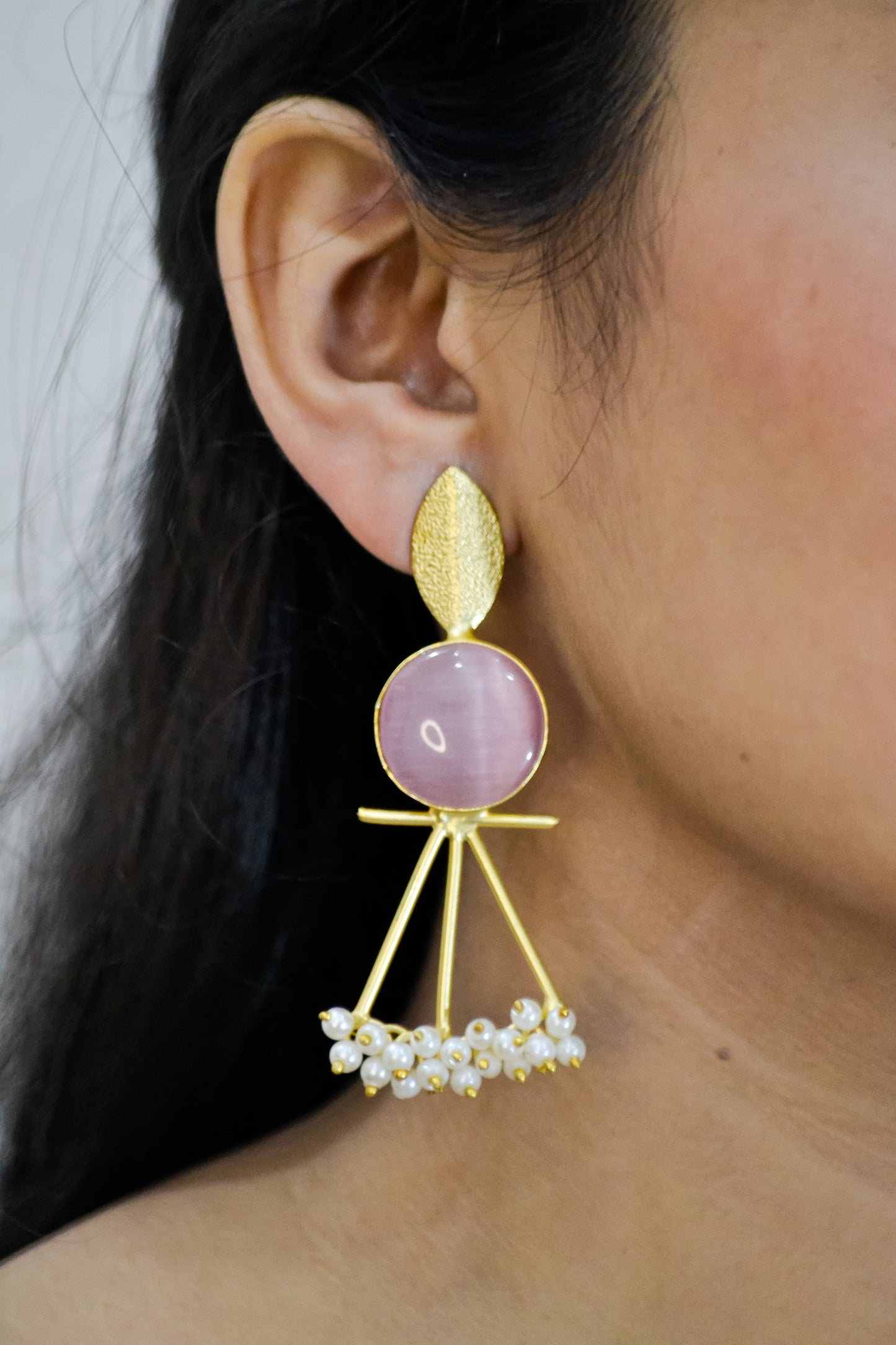 MODERN EARRINGS WITH PINK MONALISA STONE