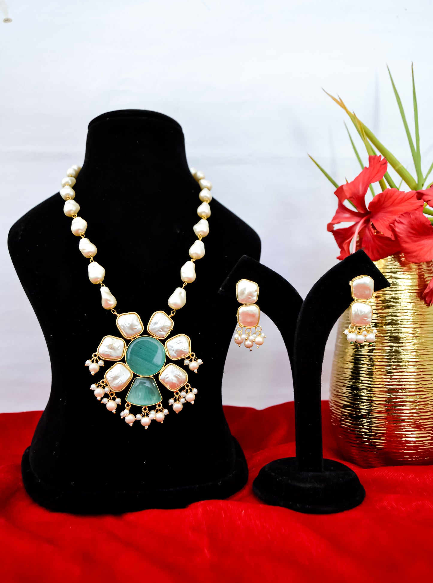 PEARL NECKLACE WITH MONALISA GREEN STONE