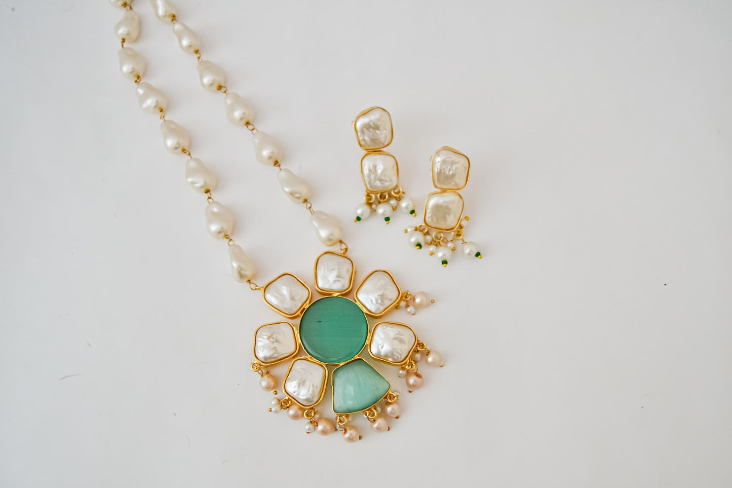 PEARL NECKLACE WITH MONALISA GREEN STONE