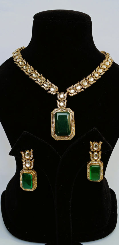 TRADITIONAL NECKLACE WITH GREEN LOTUS DETAILS