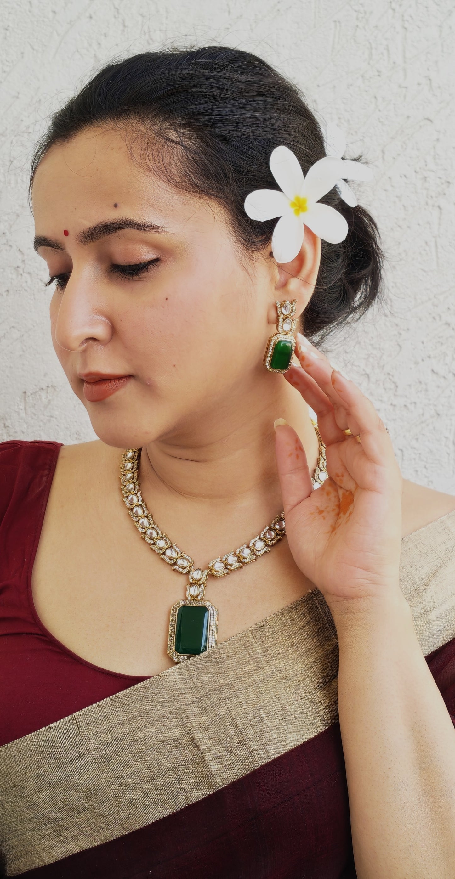 TRADITIONAL NECKLACE WITH GREEN LOTUS DETAILS