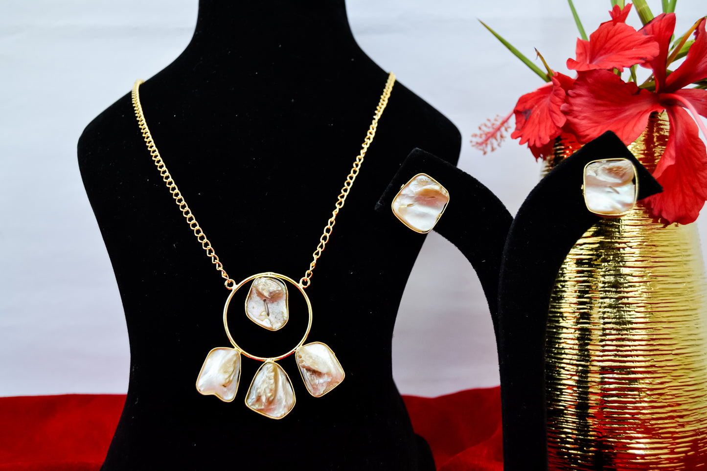 MOTHER OF PEARLS CHAIN PENDANT SET