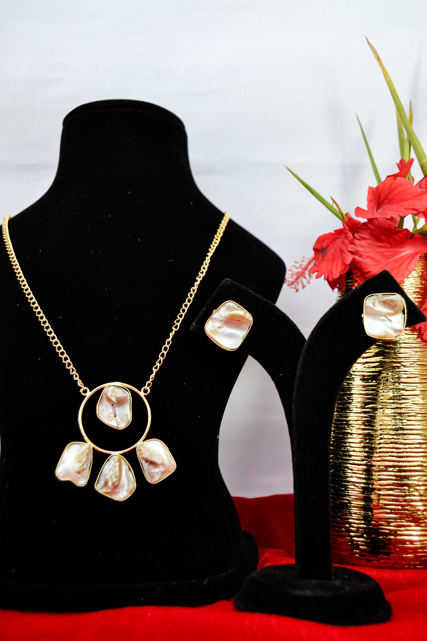 MOTHER OF PEARLS CHAIN PENDANT SET