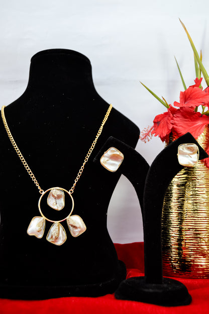 MOTHER OF PEARLS CHAIN PENDANT SET