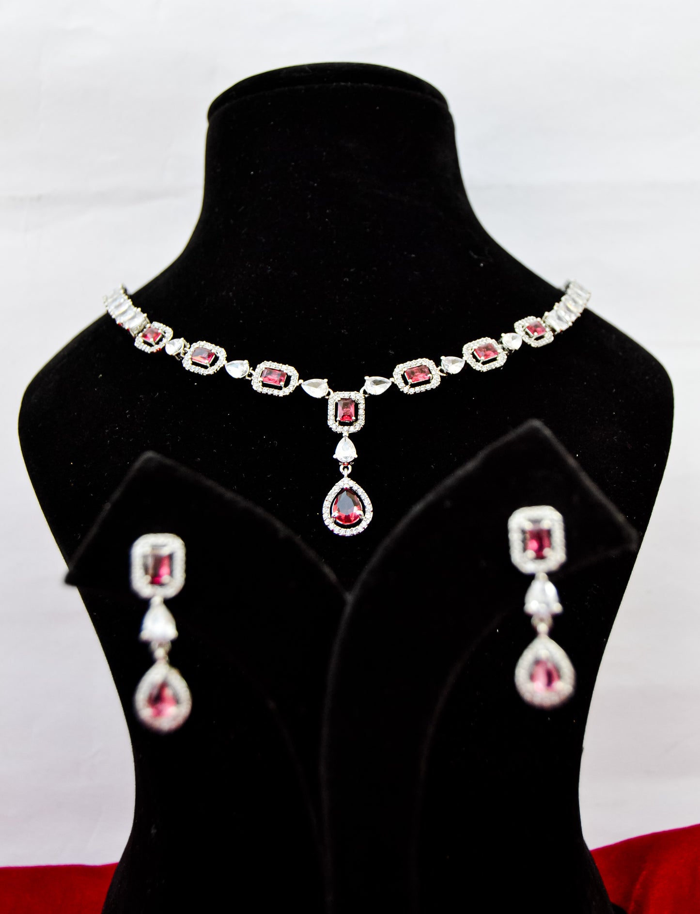 MINIMAL PINK STONES AD NECKLACE