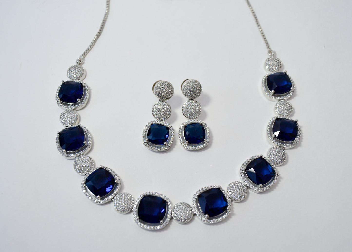 MINIMAL BLUE SAPPHIRE AD CHOKER NECKLACE