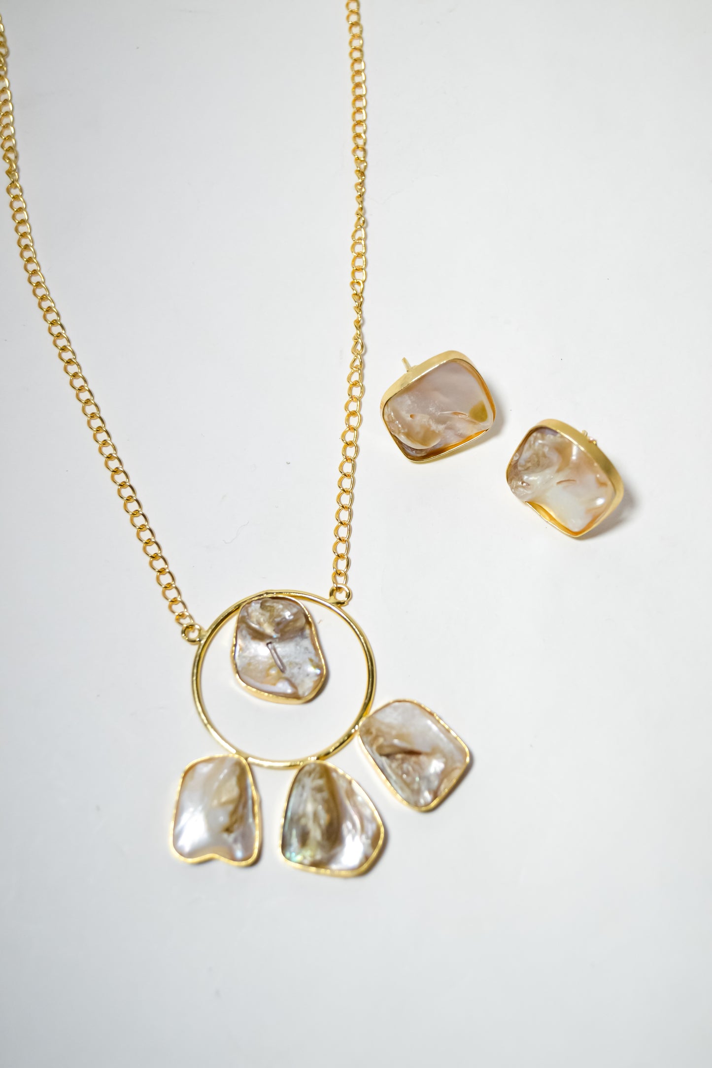 MOTHER OF PEARLS CHAIN PENDANT SET