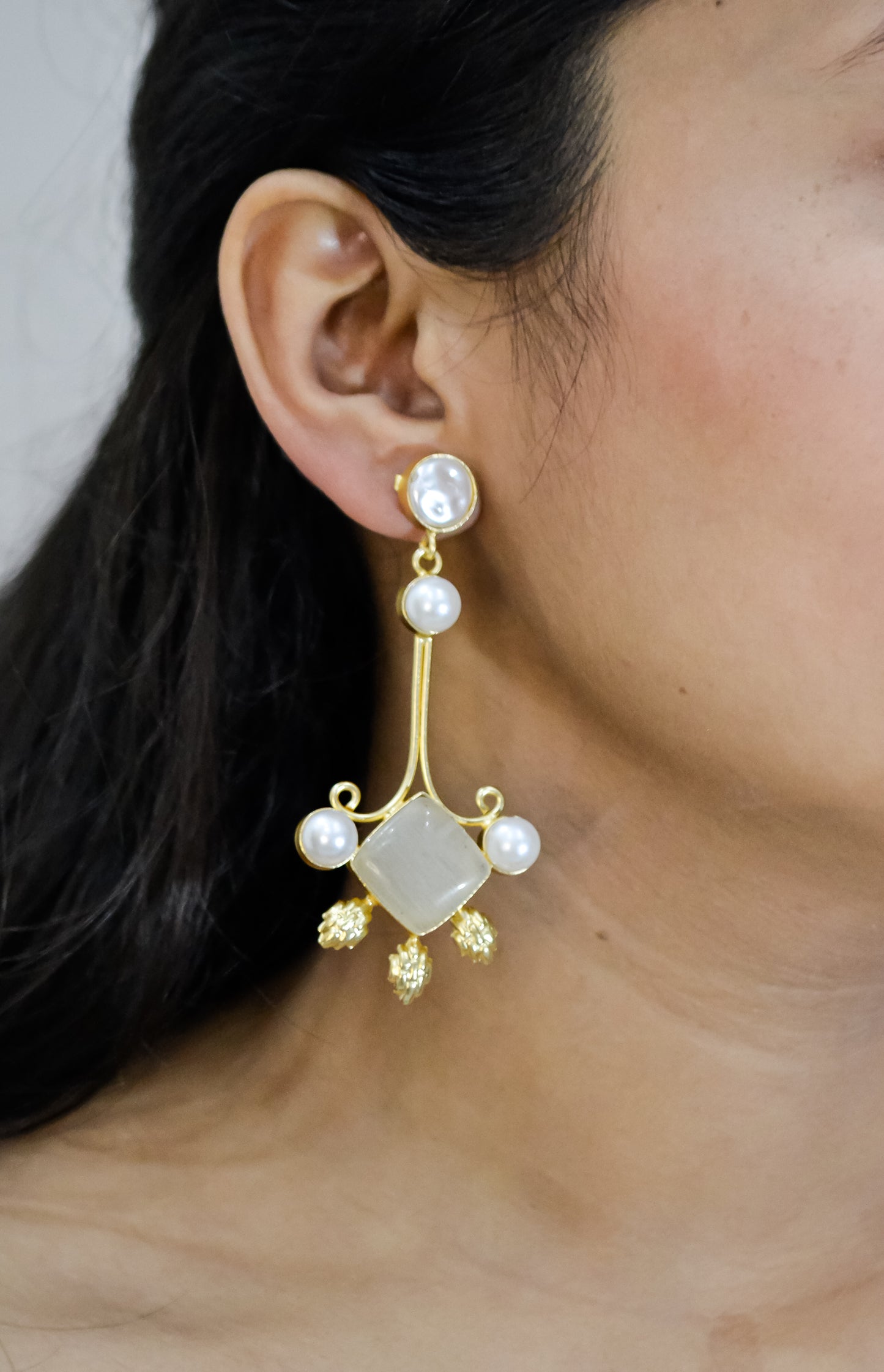 MODERN DANDLING EARRINGS WITH MONALISA STONE