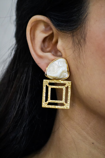 STATEMENT MOTHER OF PEARLS EARRINGS