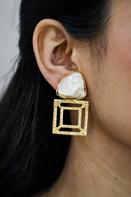 STATEMENT MOTHER OF PEARLS EARRINGS