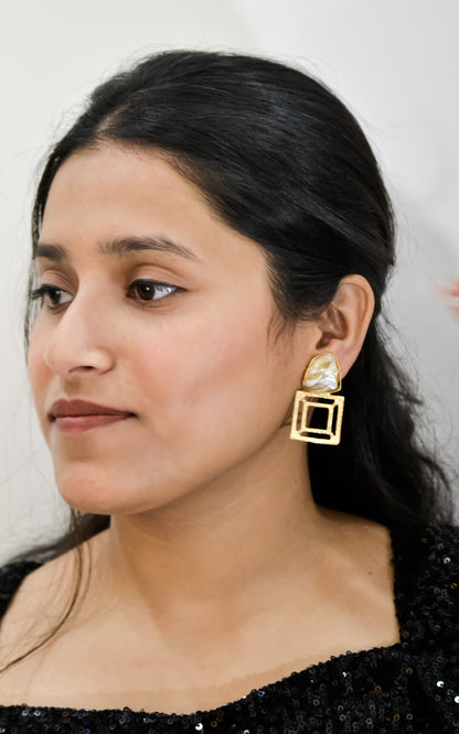 STATEMENT MOTHER OF PEARLS EARRINGS