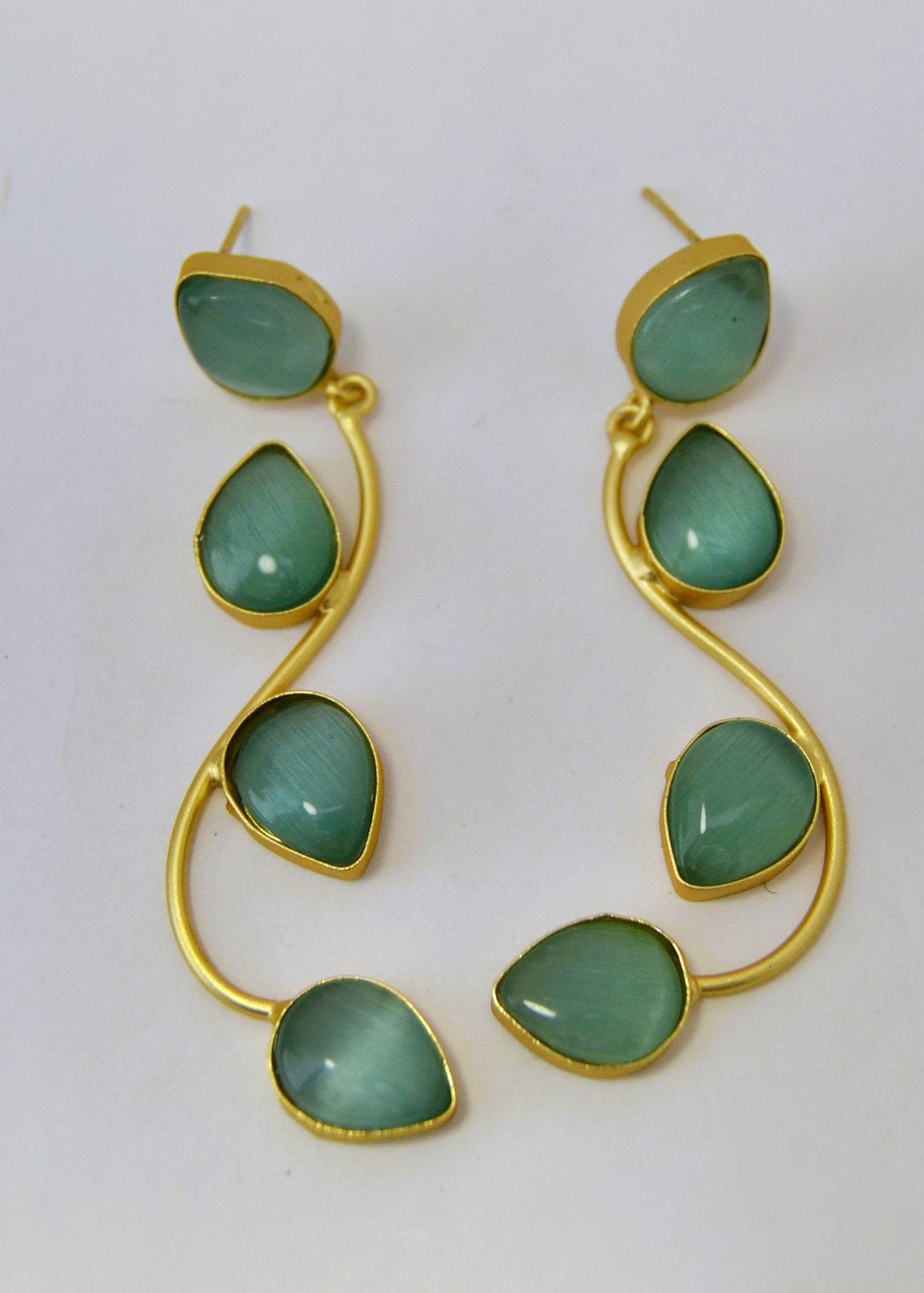 LEAF EARRINGS WITH GREEN MONALISA STONES