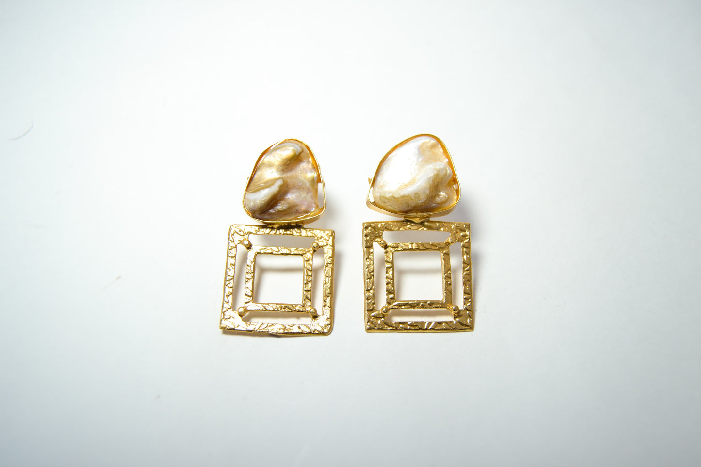 STATEMENT MOTHER OF PEARLS EARRINGS